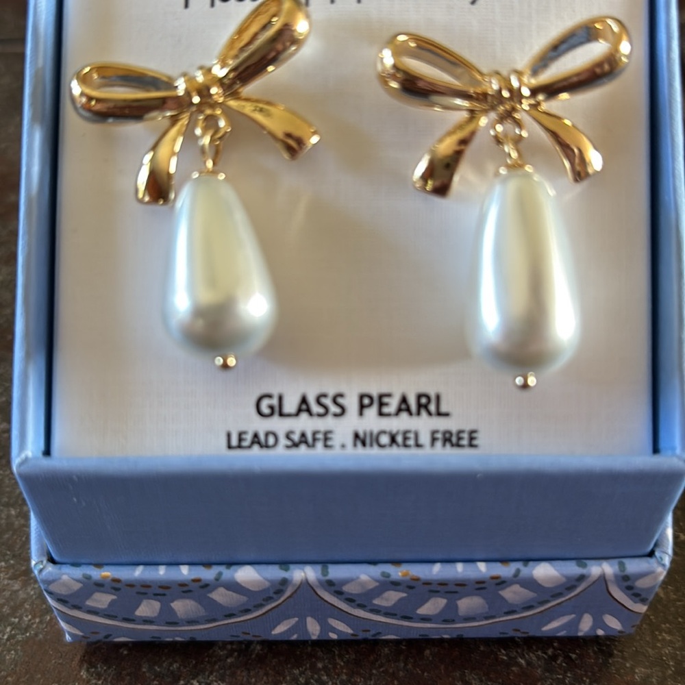House of Harlow 1960 Gold and Pearl Bow Earrings - Picture 2 of 5